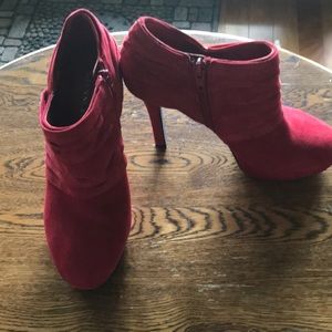 Gianni Bini Sz 6 Red Suede Booties